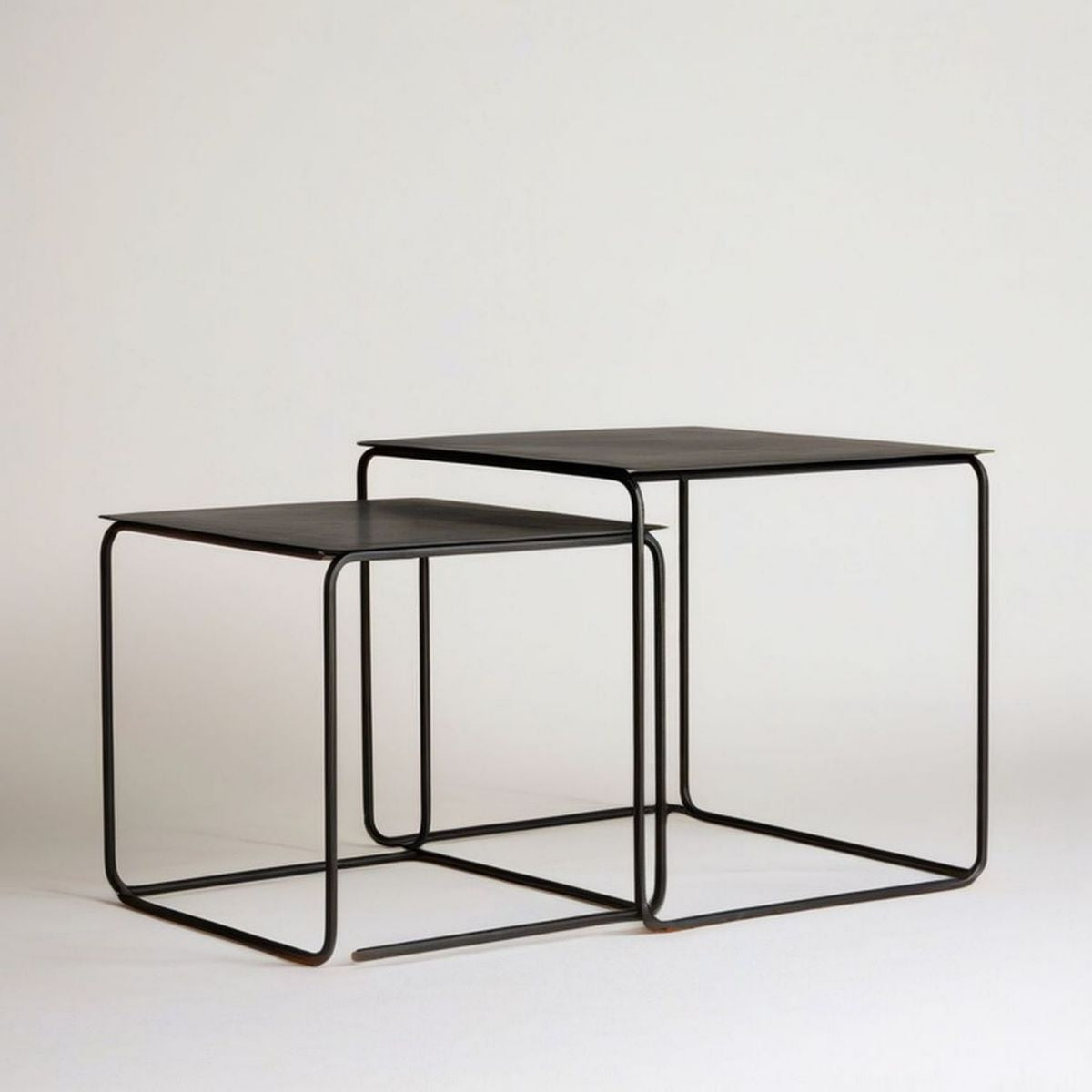 2-teiliges quadratisches Couchtisch-Set Schwarz aus MDF und pulverbeschichtetem Stahl, 70 x 70 x 45 cm
