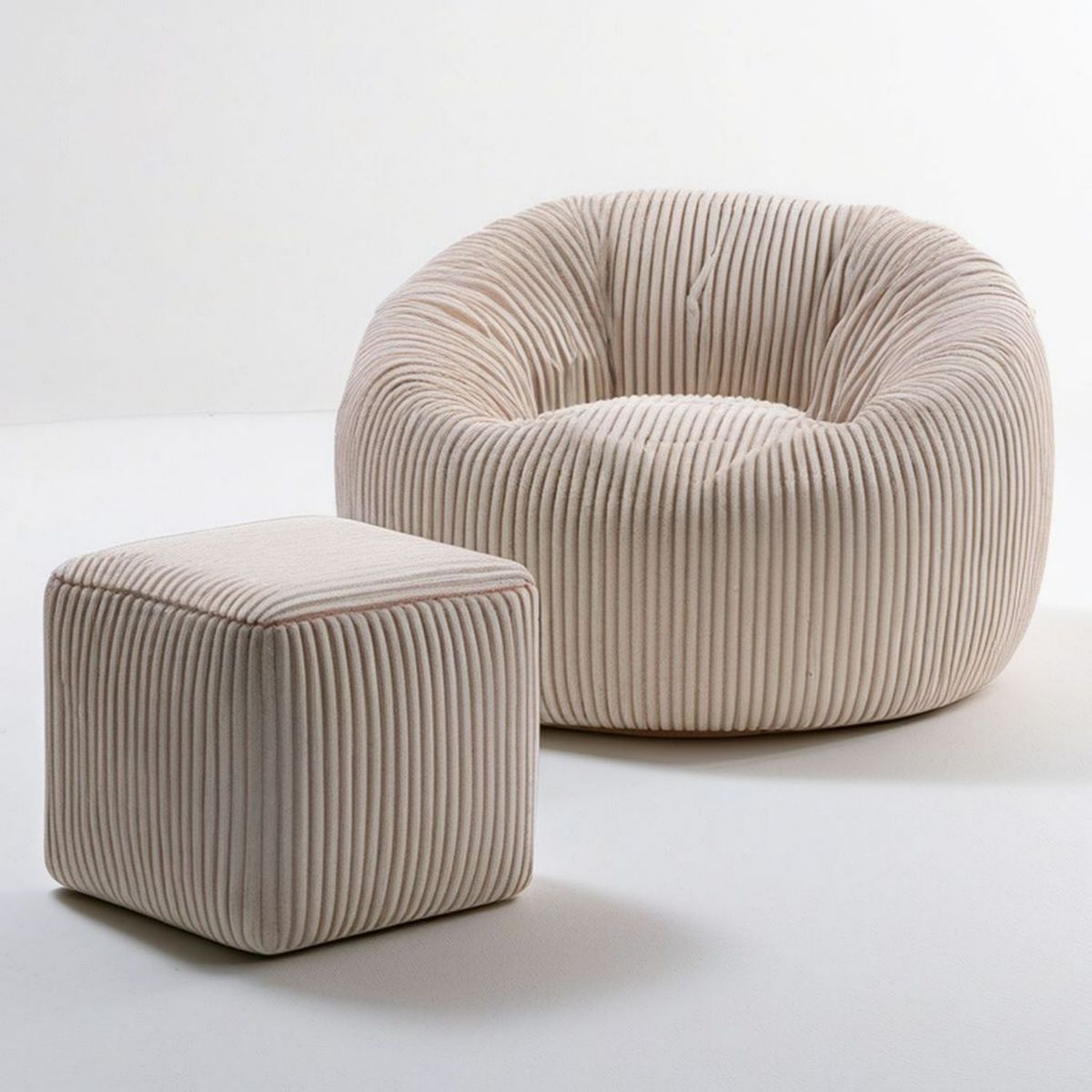 Beiger Cord-Sessel mit Hocker, 90 x 90 x 70 cm